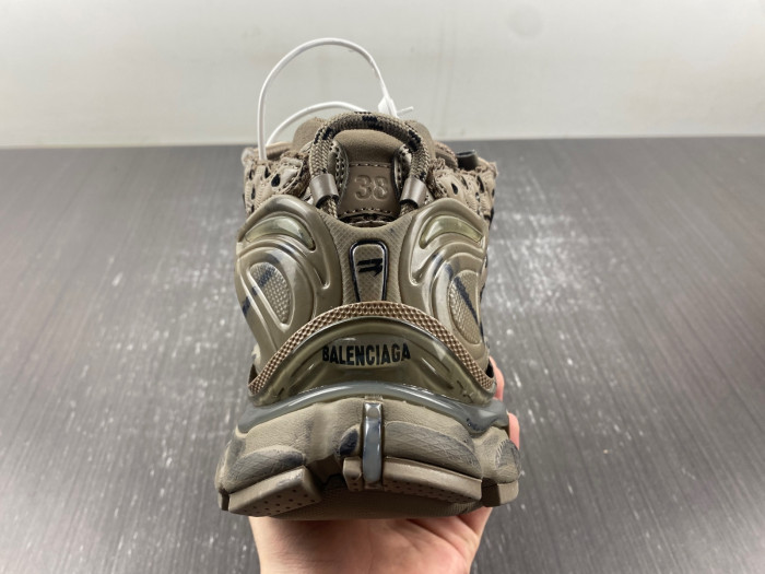 blcg runner sneaker 677403-w3rbq-2010