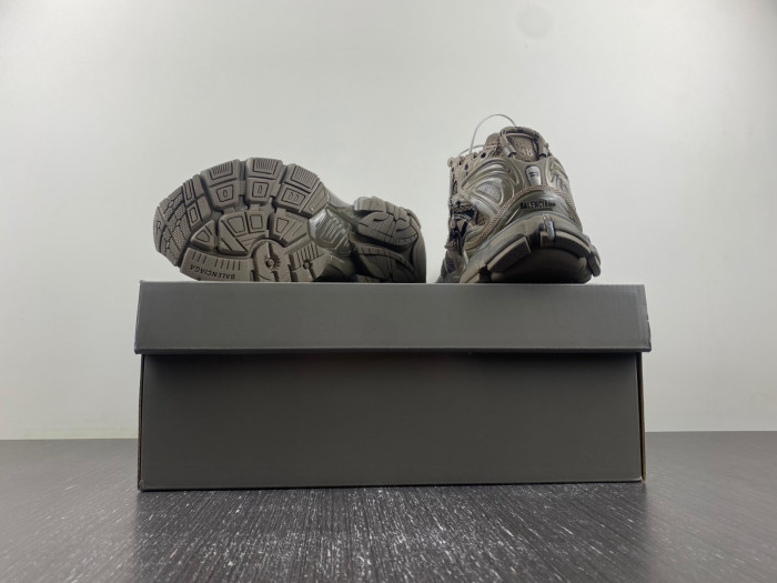 blcg runner sneaker 677403-w3rbq-2010