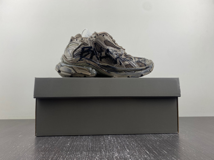 blcg runner sneaker 677403-w3rbq-2010