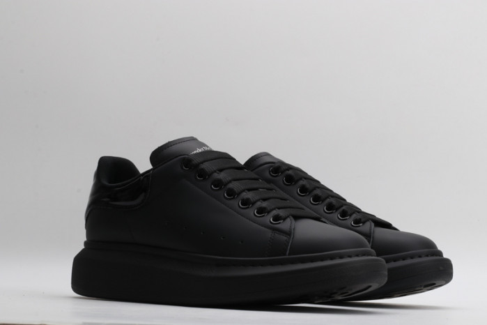 A1exa*der Mcqv*en SNEAKERS