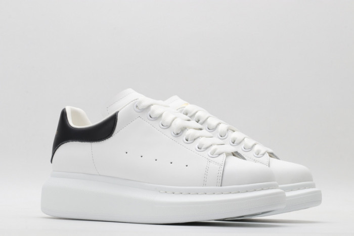 A1exa*der Mcqv*en SNEAKERS