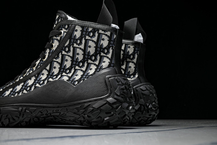 D10R B28 Sneakers High Top
